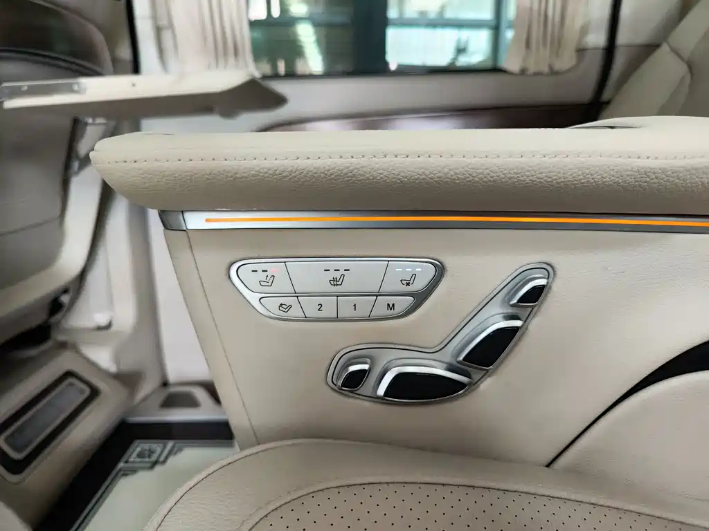 Mercedes-Benz V-Class 2021 — фото 20