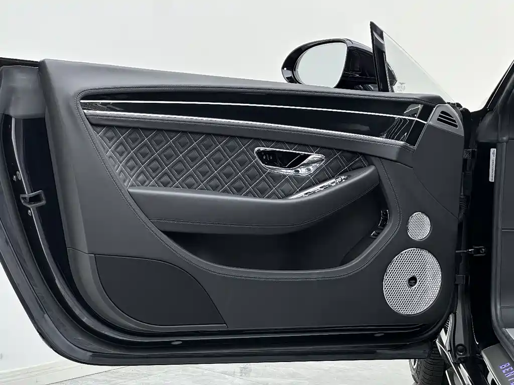 Bentley Continental 2023 — фото 12