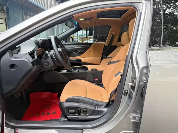 Lexus ES 2022