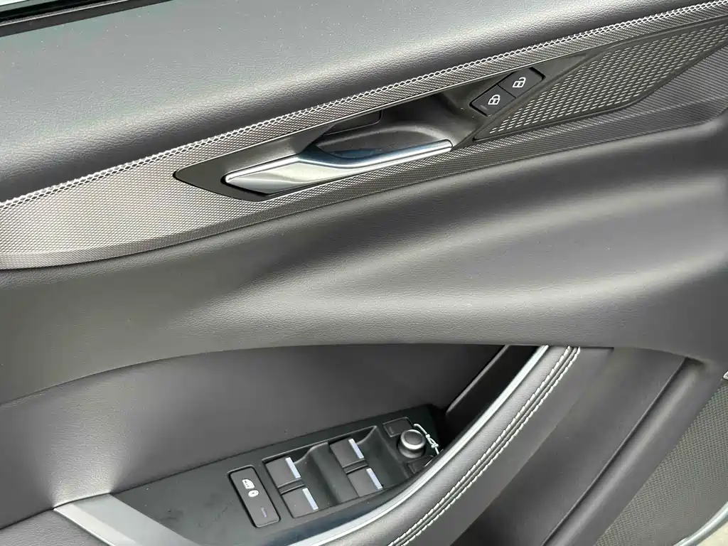 Jaguar XEL 2023 — фото 27