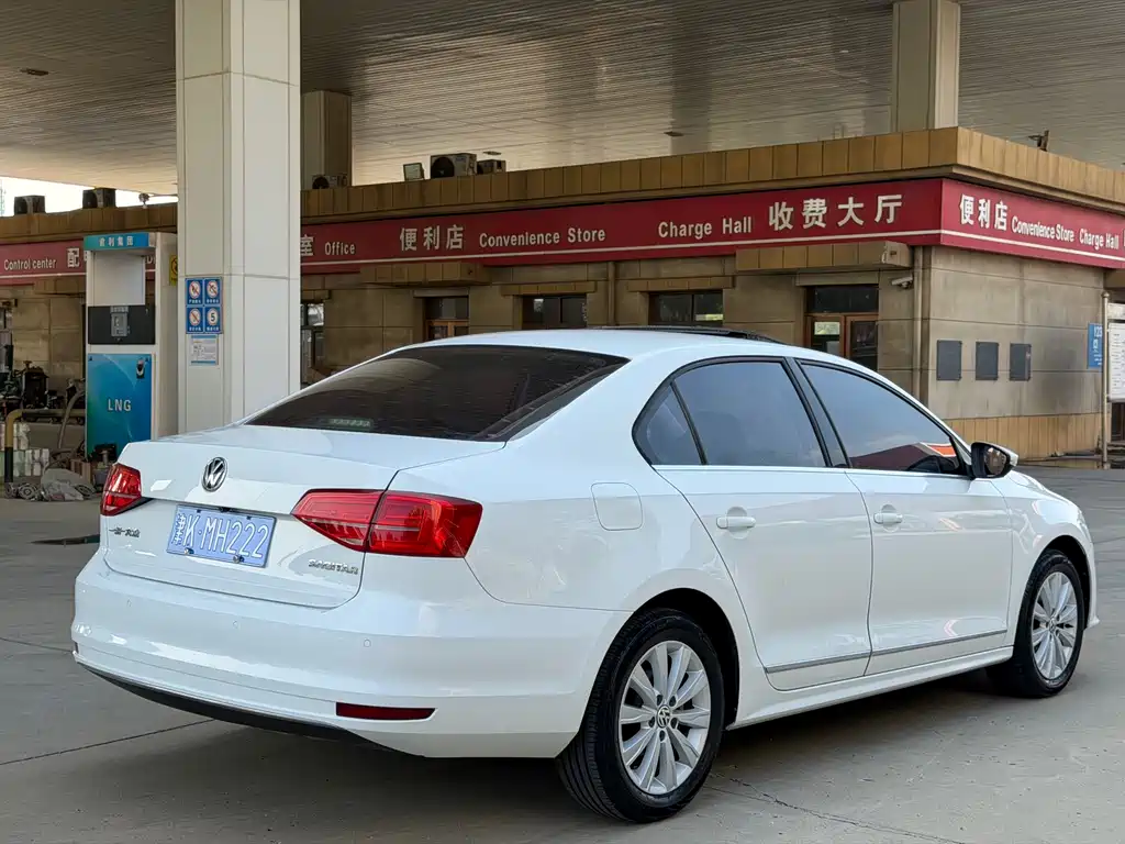 Volkswagen Sagitar 2016