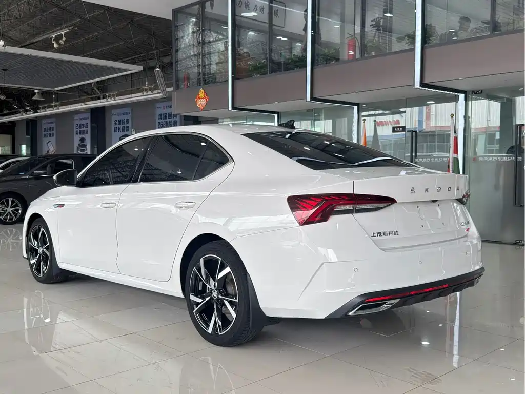 Skoda Octavia 2023 — фото 13