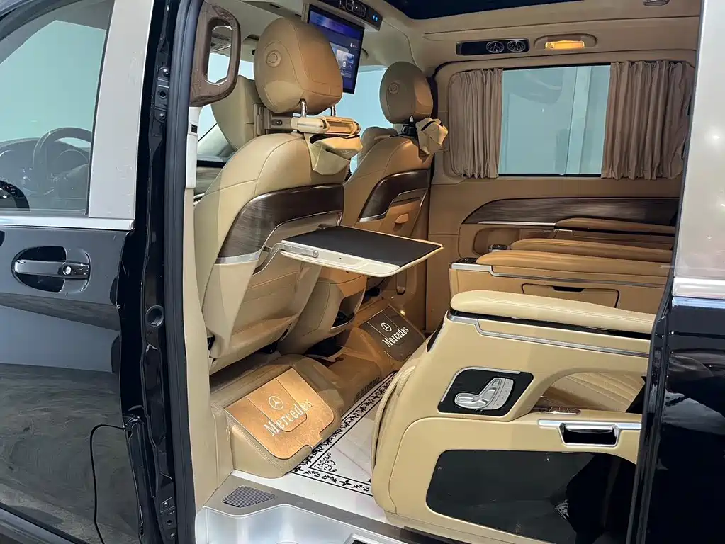 Mercedes-Benz V-Class 2022 — фото 16