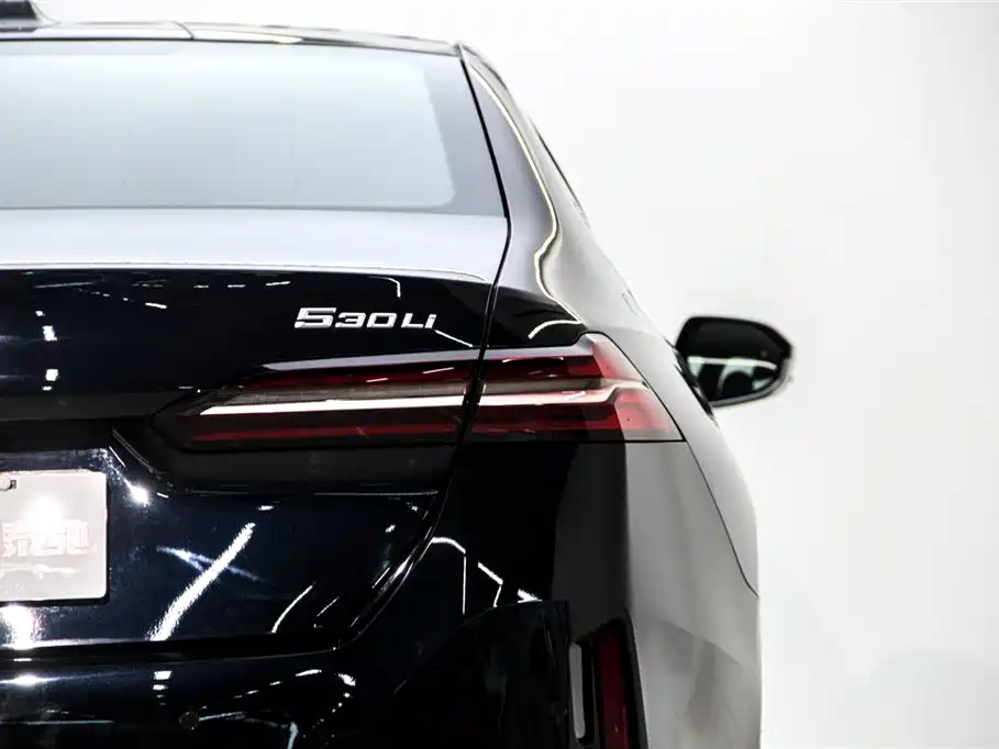 BMW 5 Series 2025 — фото 11