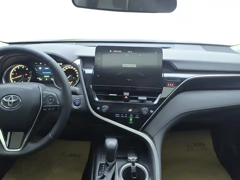Toyota Camry 2023 — фото 13