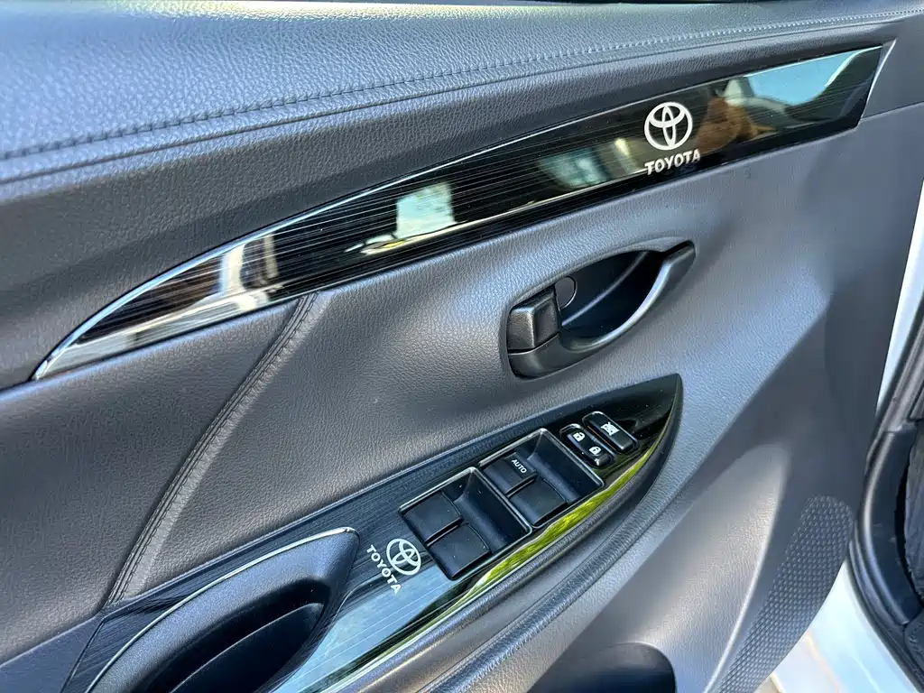 Toyota Yaris L 2017 — фото 10