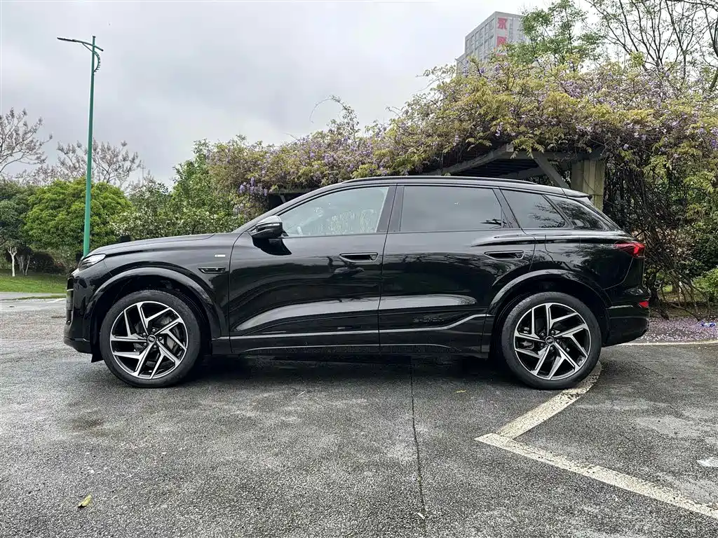Audi Q6L e-tron 2025 — фото 18