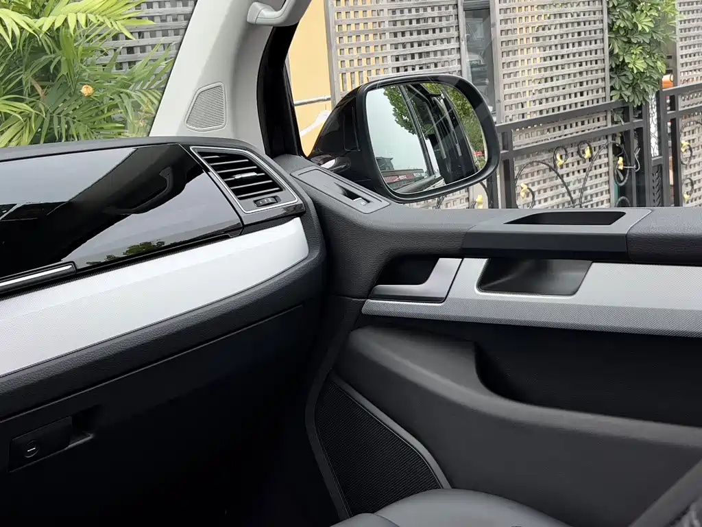 Volkswagen Multivan 2017 — фото 18