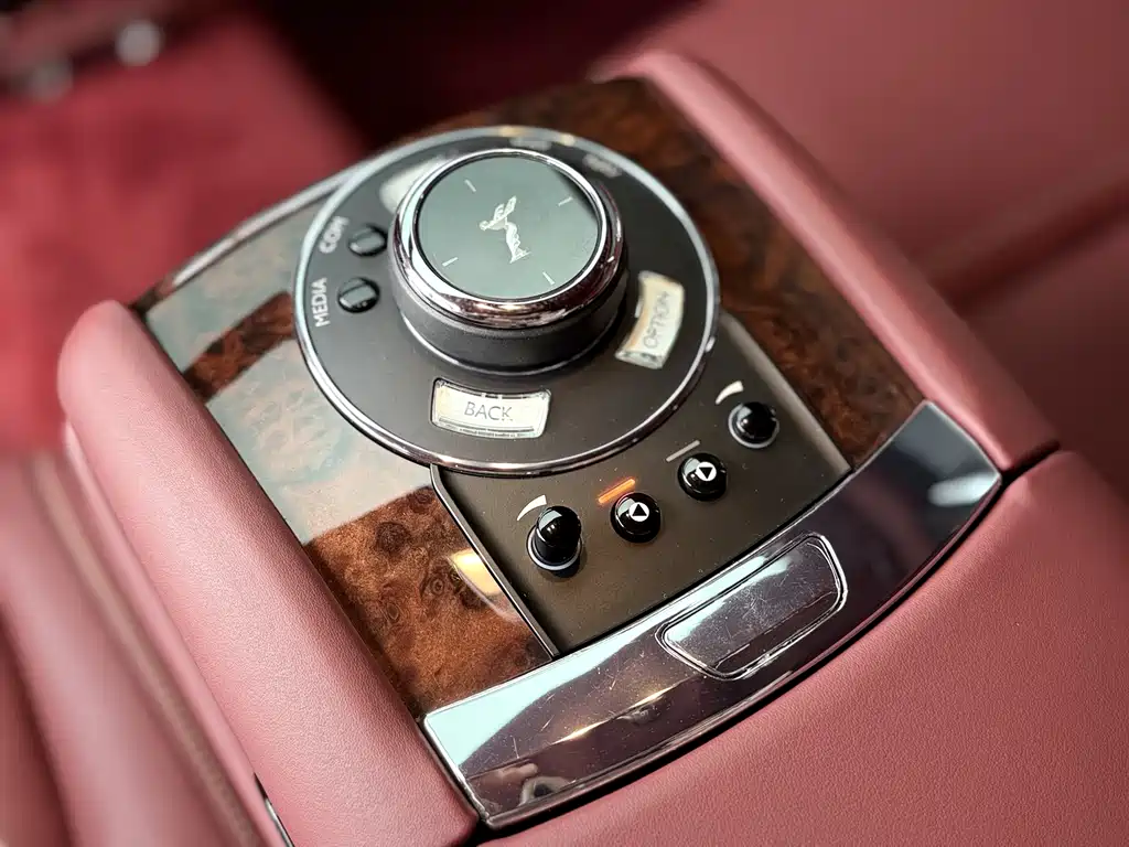 Rolls-Royce Ghost 2018 — фото 20