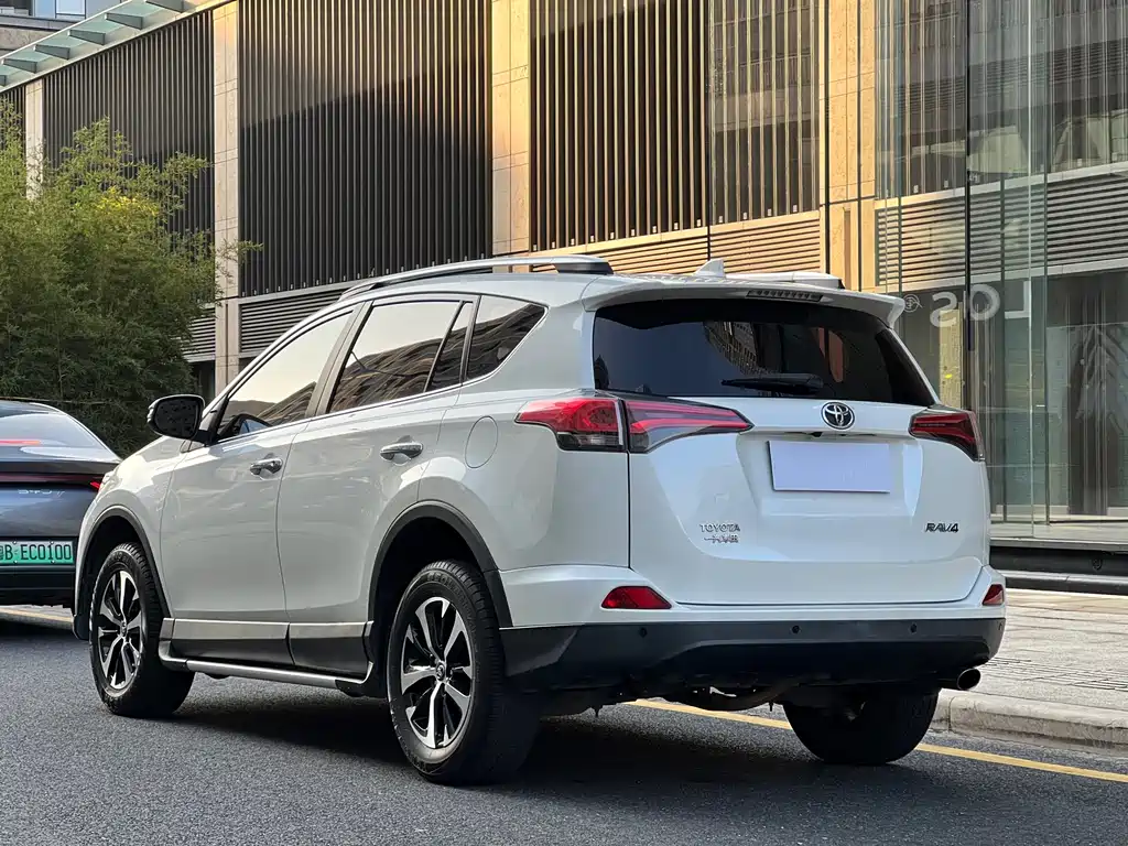 Toyota RAV4 2018 — фото 21