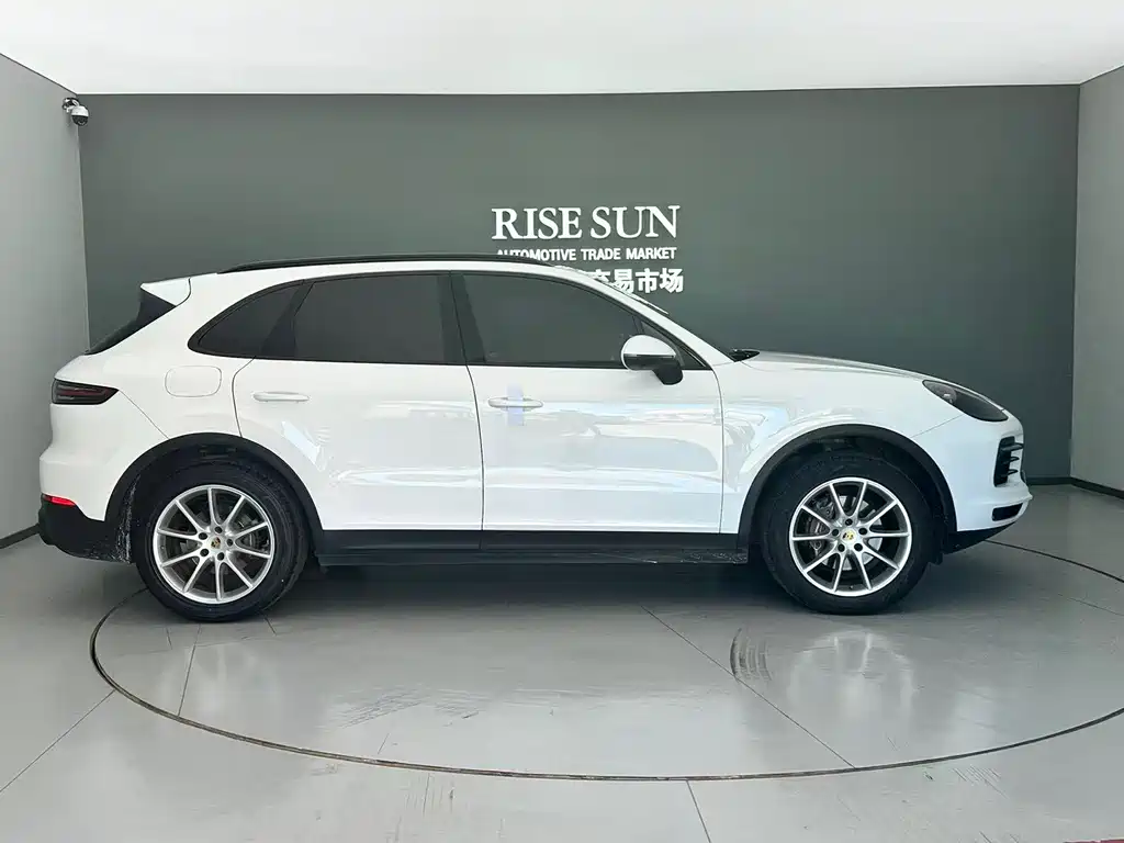 Porsche Cayenne 2019 — фото 30
