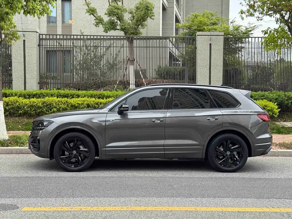 Volkswagen Touareg 2023 — фото 11