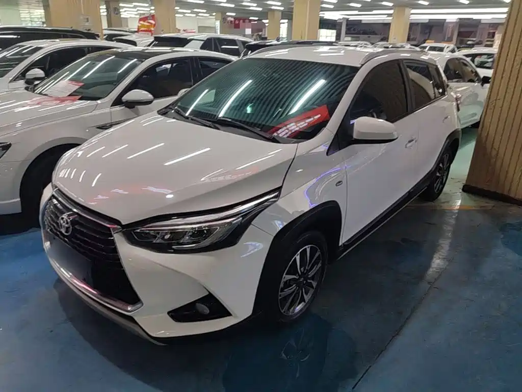 Toyota Yaris L 2022 — фото 1