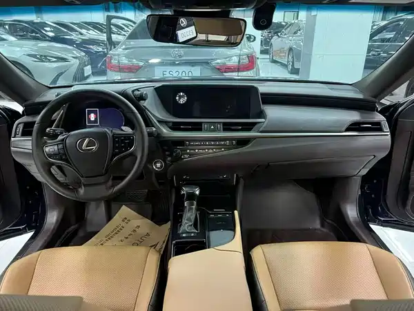 Lexus ES 2021