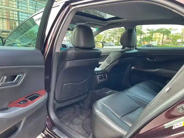 Toyota Crown 2015