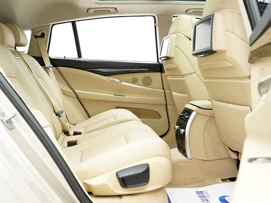 BMW 5 Series GT 2015 — фото 25