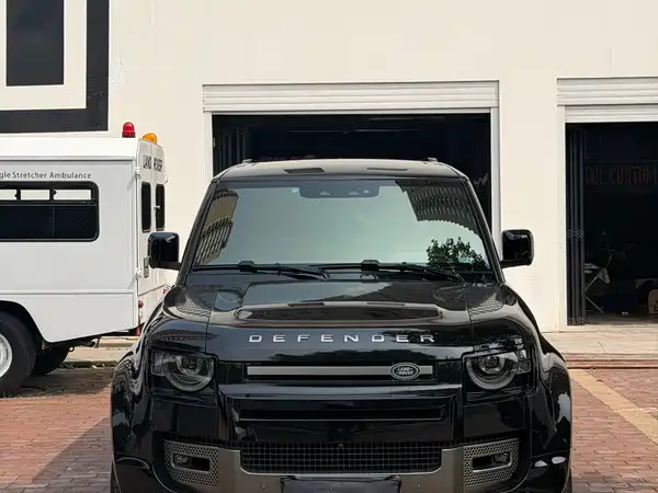 Land Rover Defender 2024