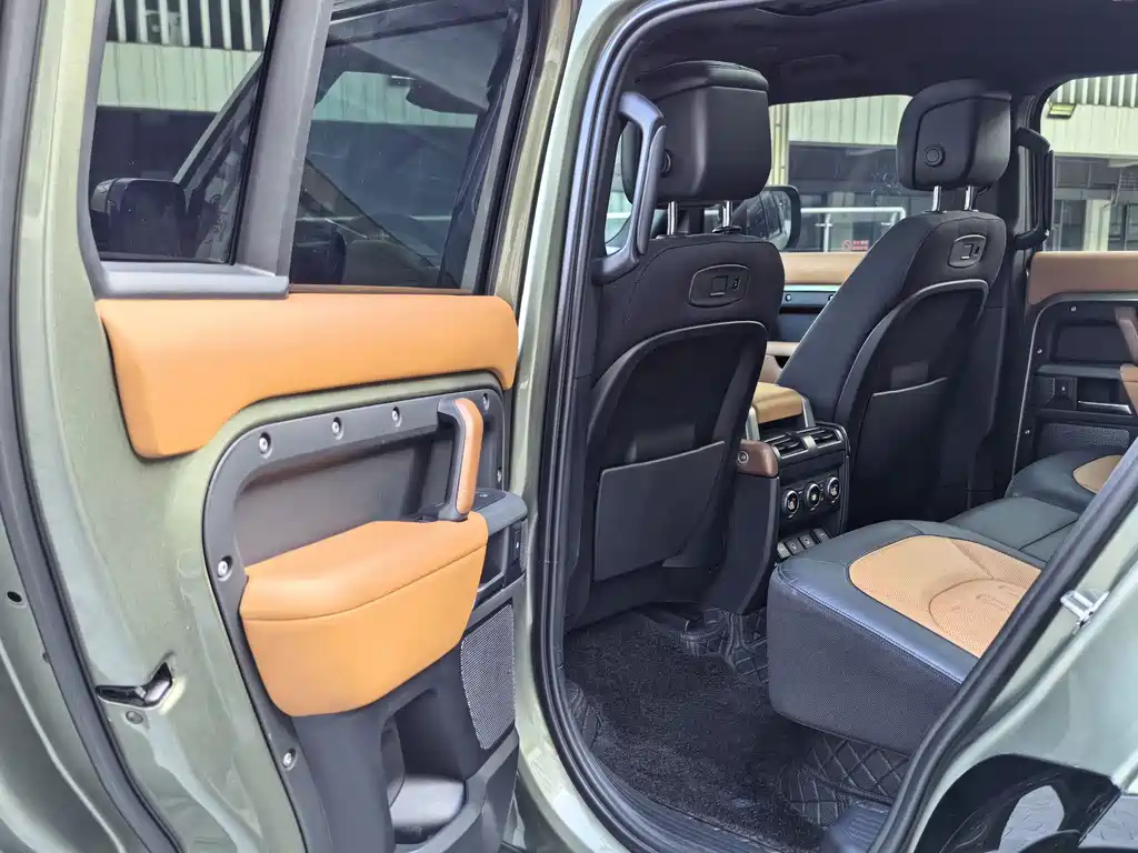 Land Rover Defender 2021 — фото 16