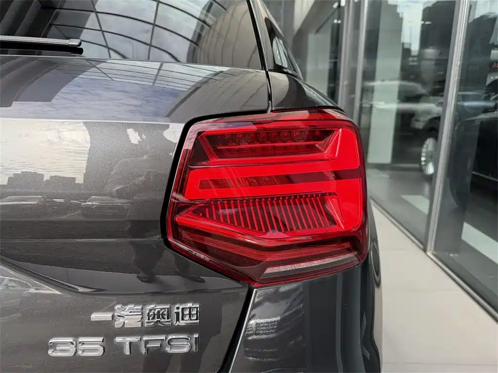 Audi Q2L 2021 — фото 12