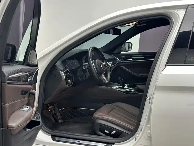 BMW 5 Series 2019 — фото 11