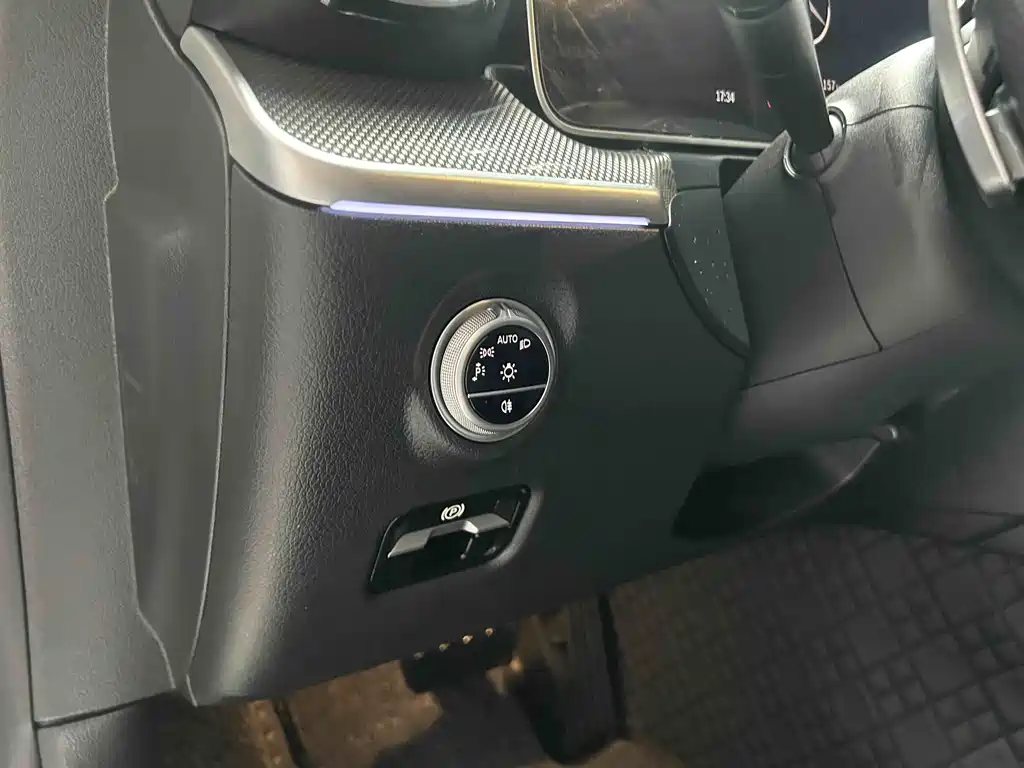Mercedes-Benz C-Class 2025 — фото 13