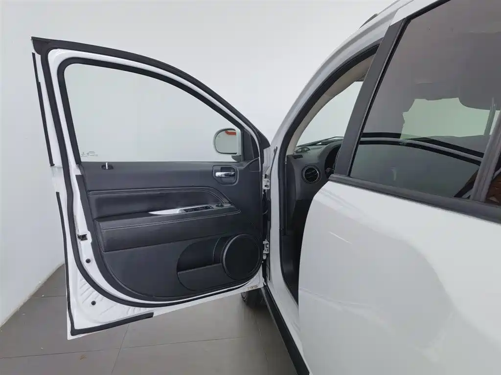 Jeep Compass 2015 — фото 8