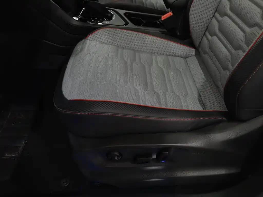 Volkswagen Tiguan L Plug-In Hybrid 2023 — фото 20