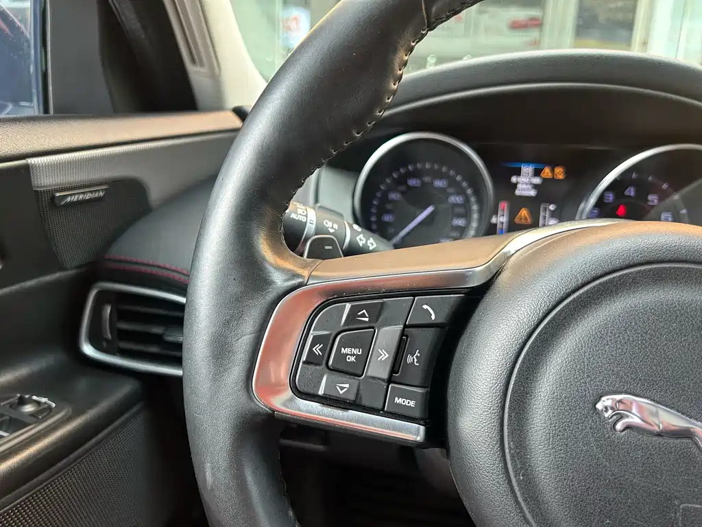 Jaguar XE 2016 — фото 22