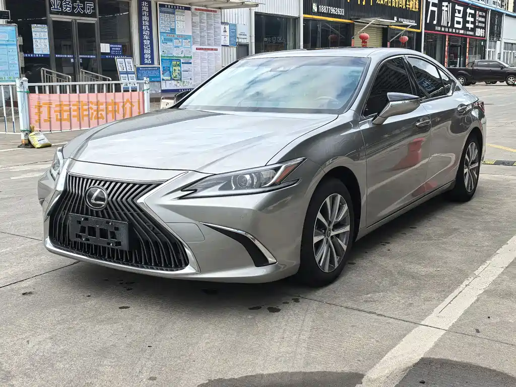 Lexus ES 2020 — фото 1