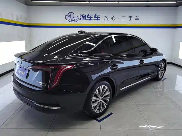 Hongqi E-QM5 2025