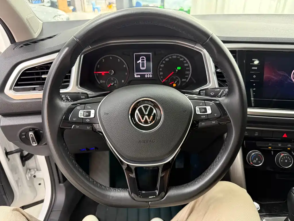 Volkswagen T-Roc 2023 — фото 13