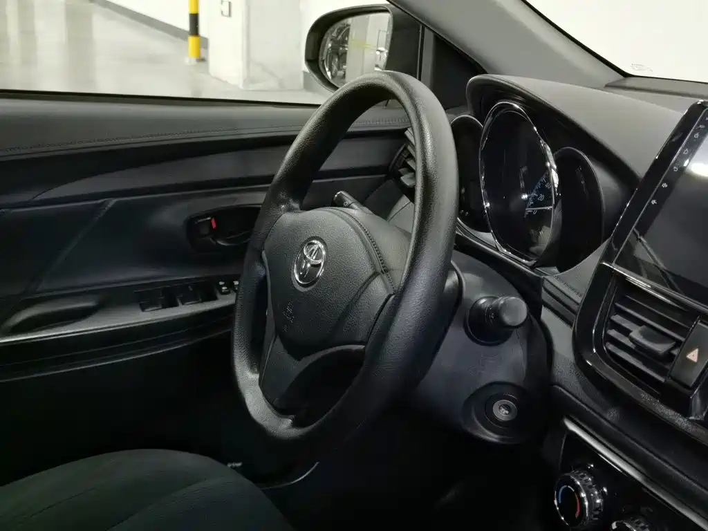 Toyota Yaris L 2017 — фото 22