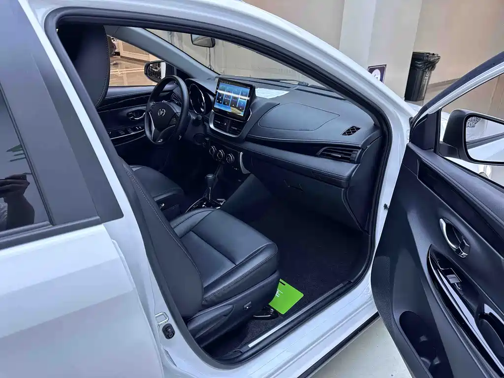 Toyota Yaris L 2022 — фото 10