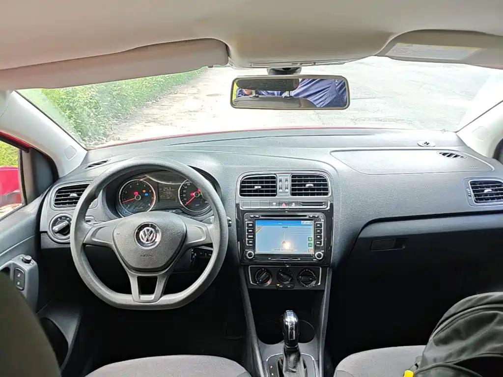 Volkswagen Polo 2015 — фото 10