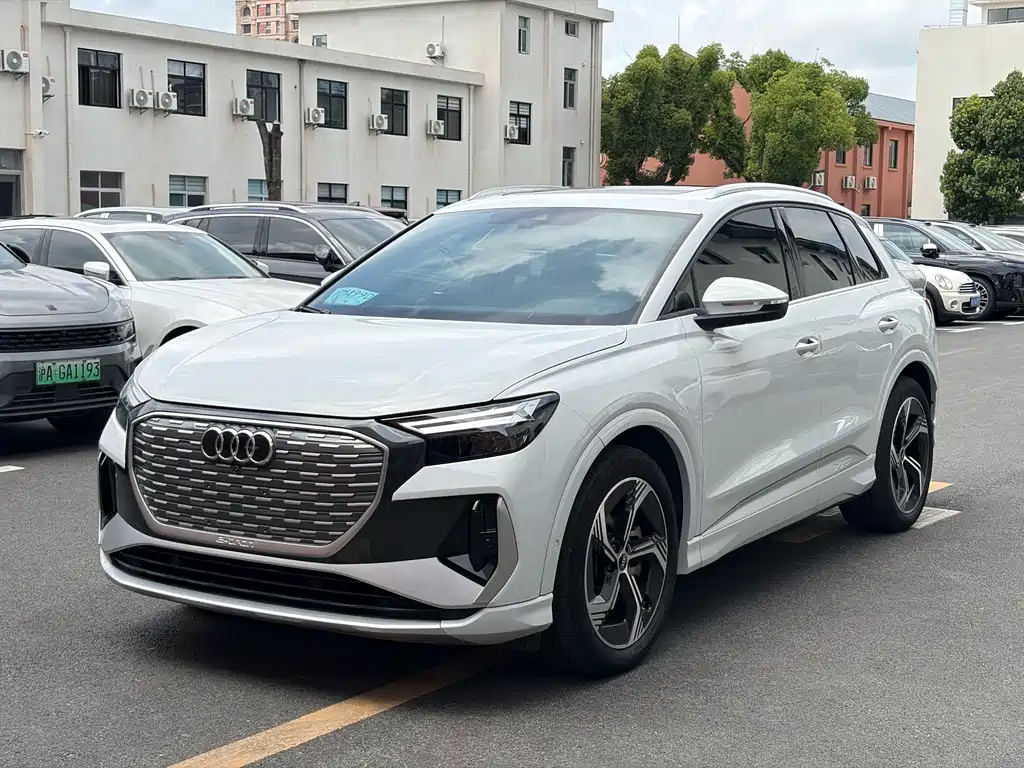 Audi Q4 E-Tron 2023 — фото 1