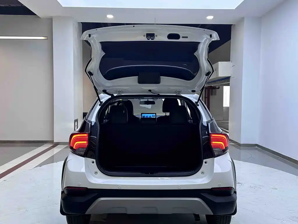 Toyota Yaris L 2022 — фото 17