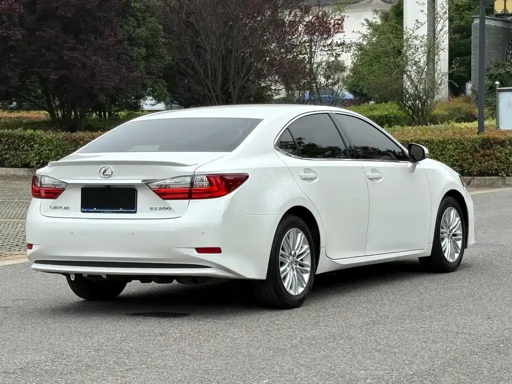 Lexus ES 2017 — фото 27