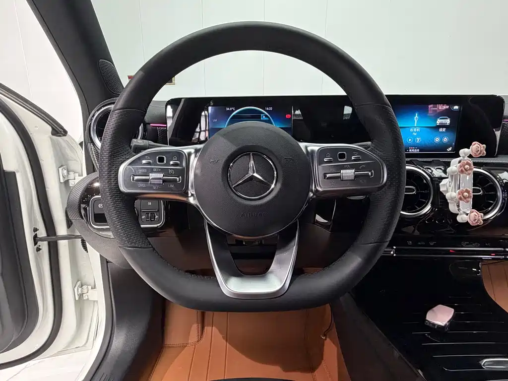 Mercedes-Benz A-Class 2019 — фото 13
