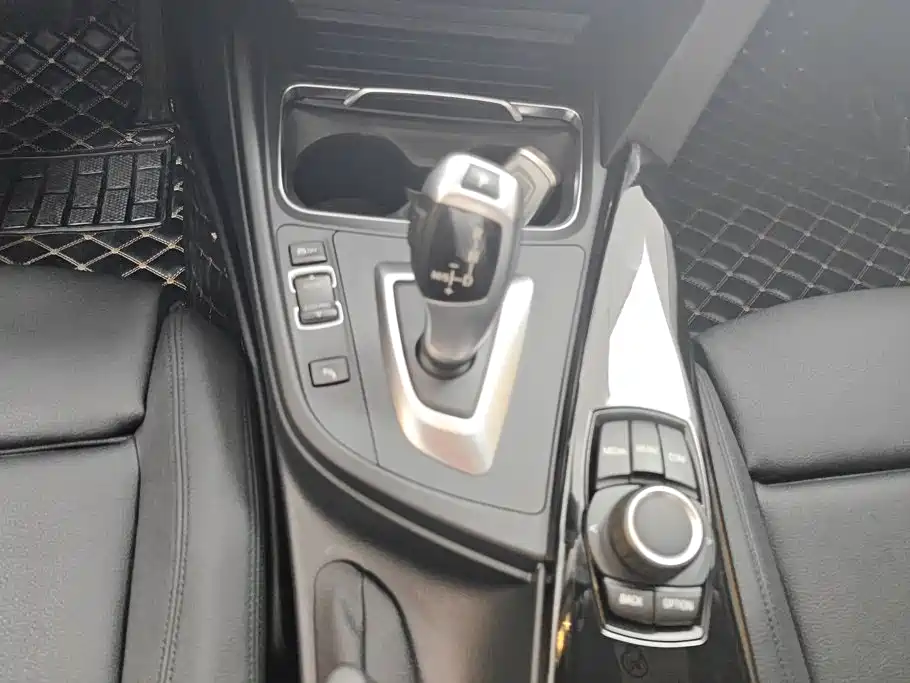 BMW 3 Series 2018 — фото 16