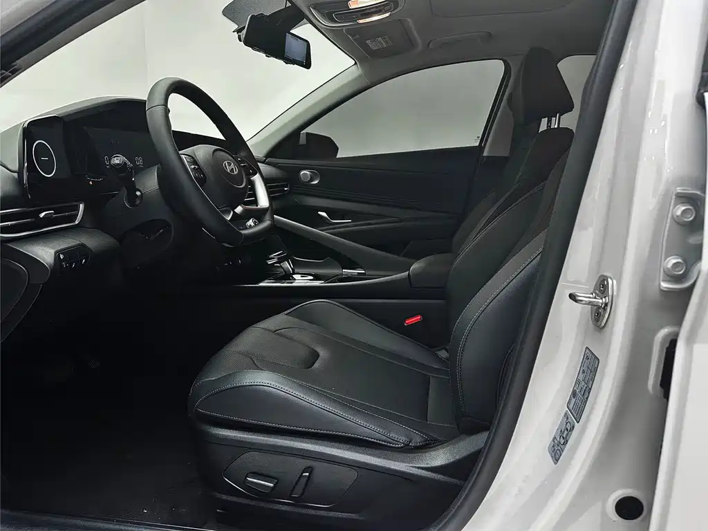 Hyundai Elantra 2023 — фото 20