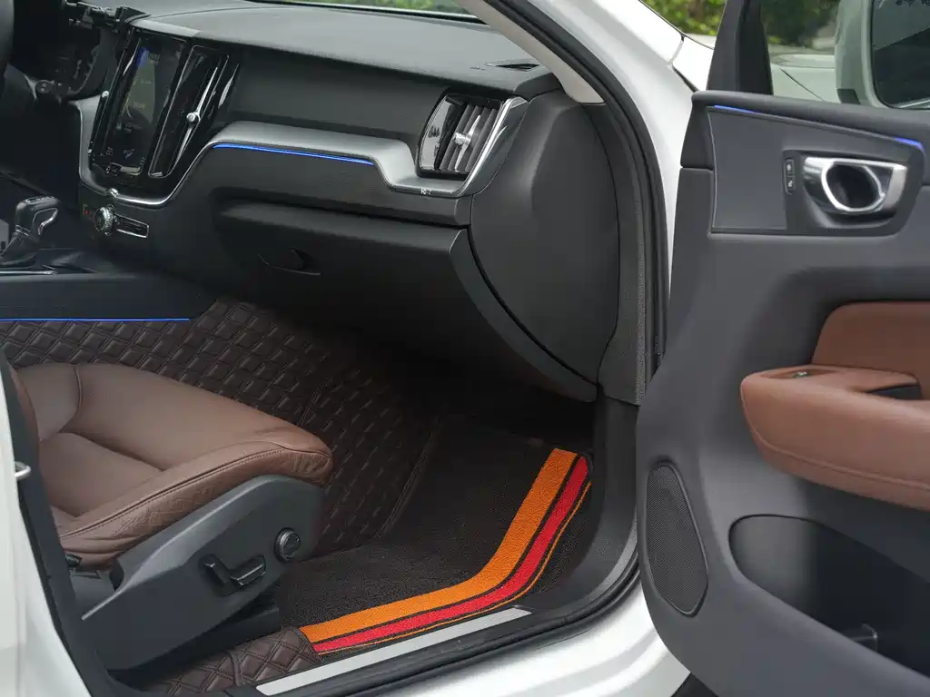 Volvo XC60 2020 — фото 19