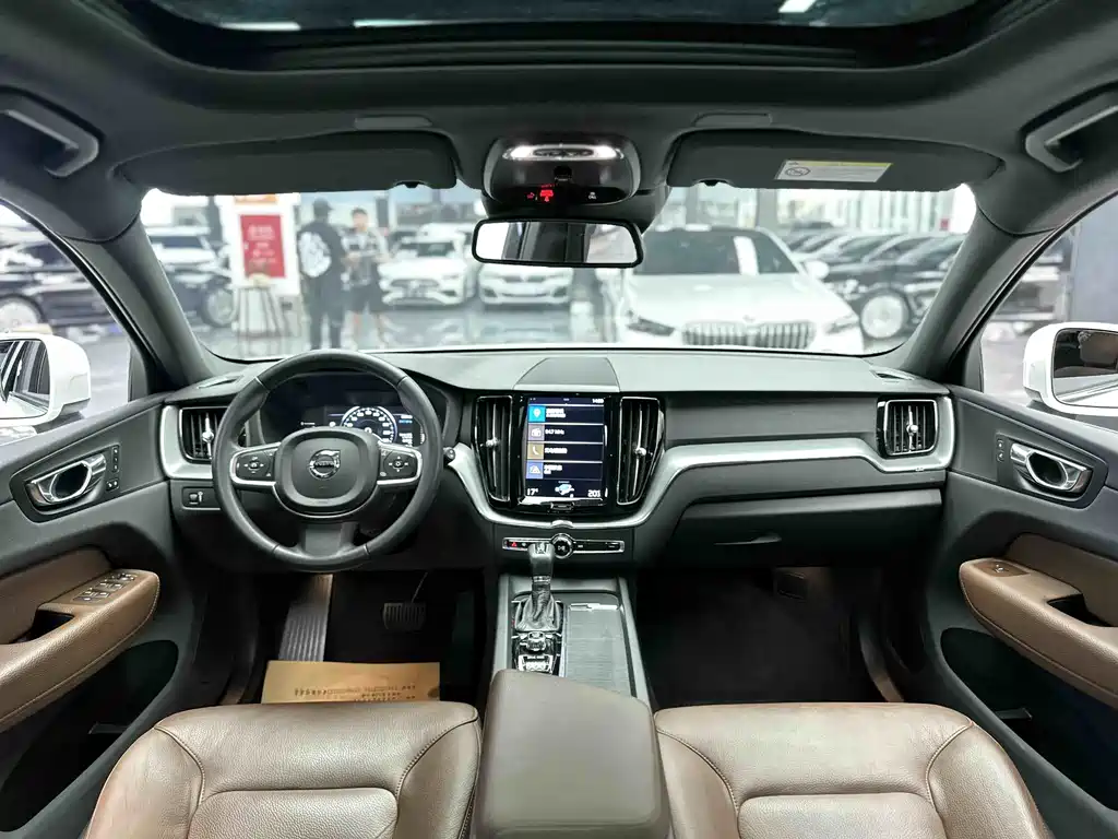 Volvo XC60 2021 — фото 9