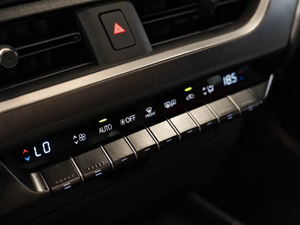 Lexus UX 2020 — фото 17