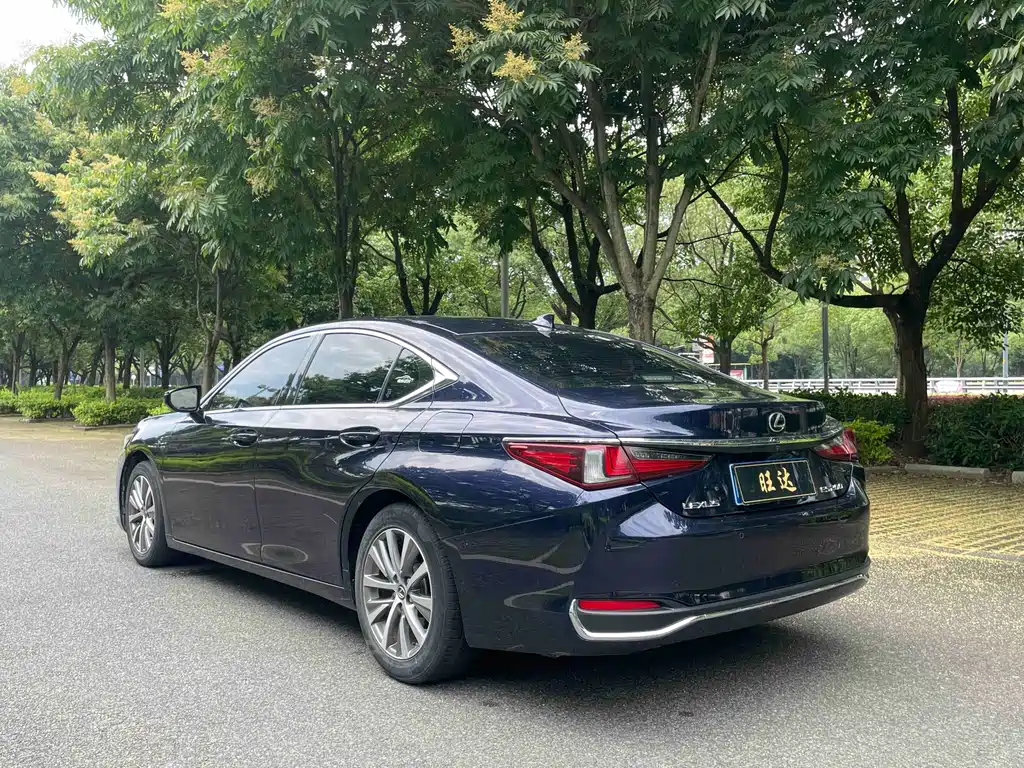 Lexus ES 2020 — фото 9