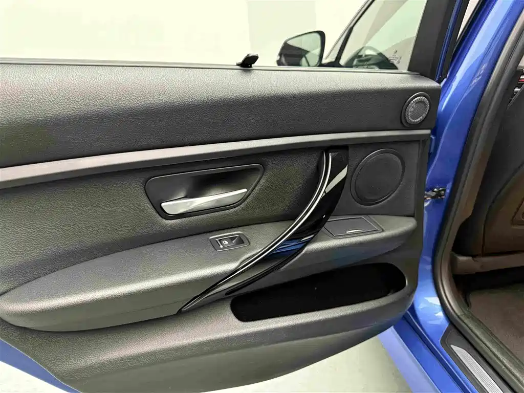 BMW 3 Series 2017 — фото 11