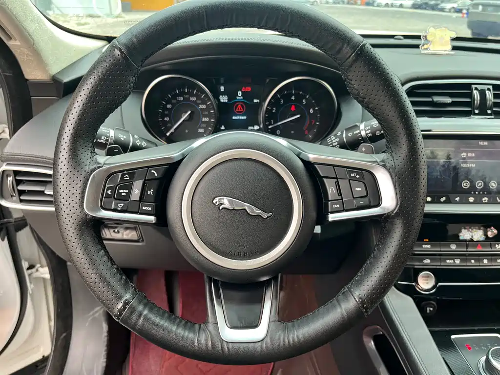 Jaguar F-PACE 2021 — фото 15