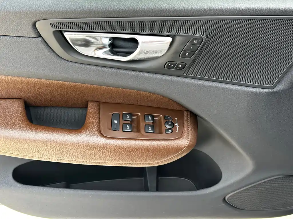 Volvo XC60 2018 — фото 8