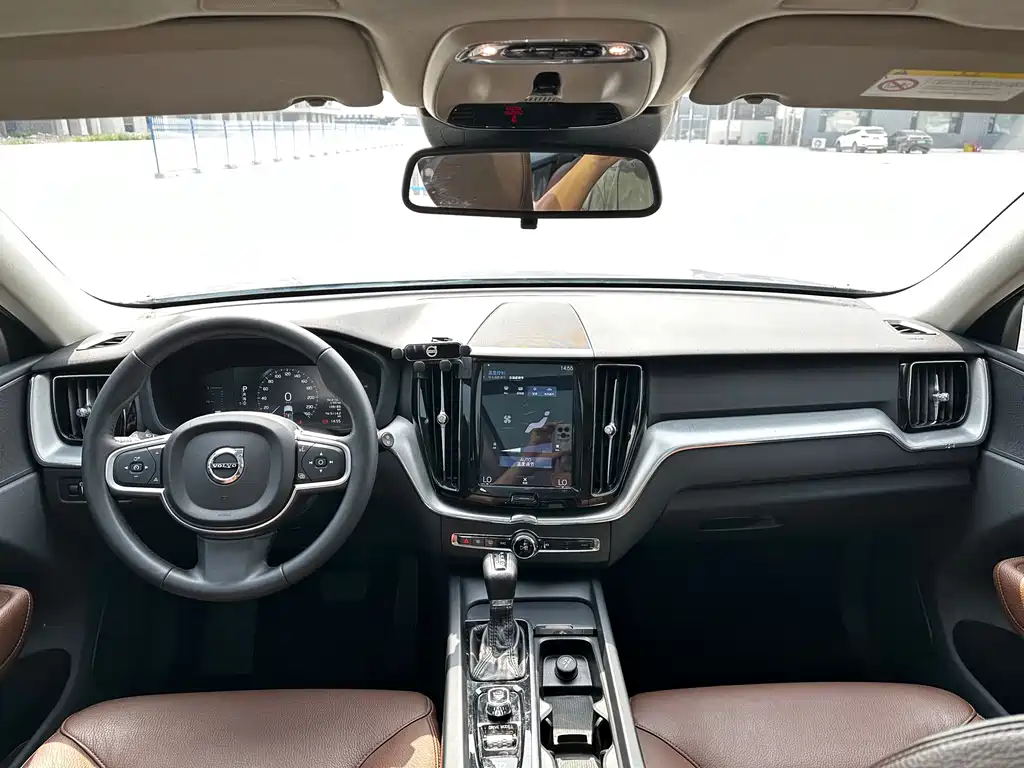 Volvo XC60 2018 — фото 15