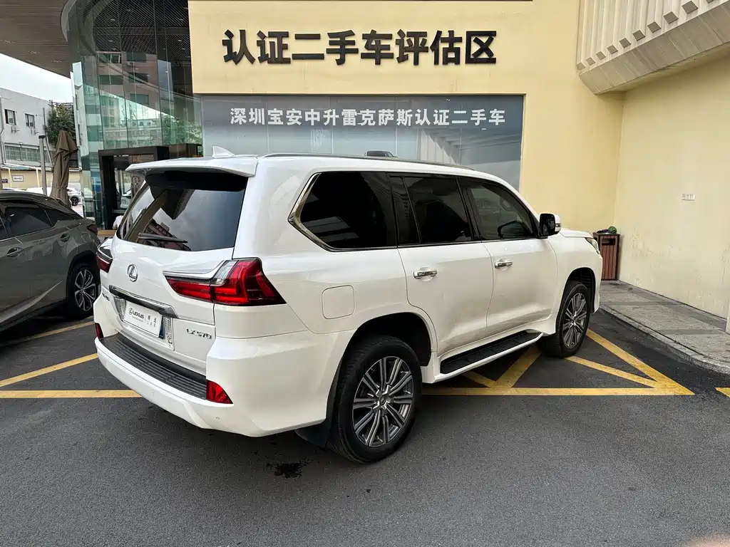 Lexus LX 2017 — фото 26