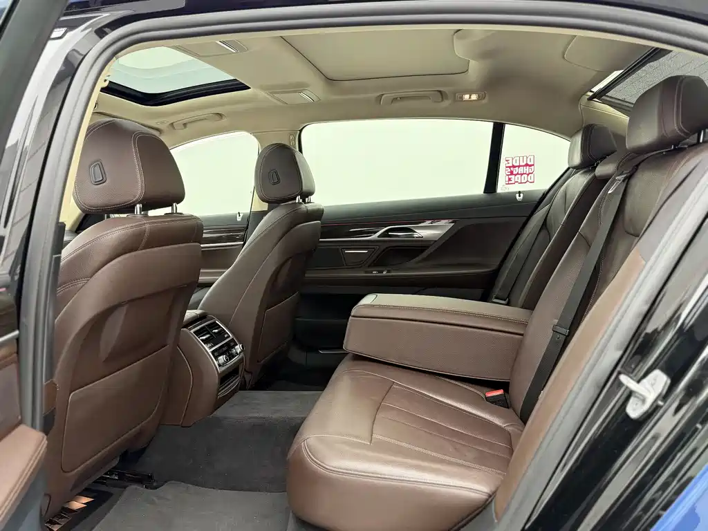 BMW 7 Series 2018 — фото 18